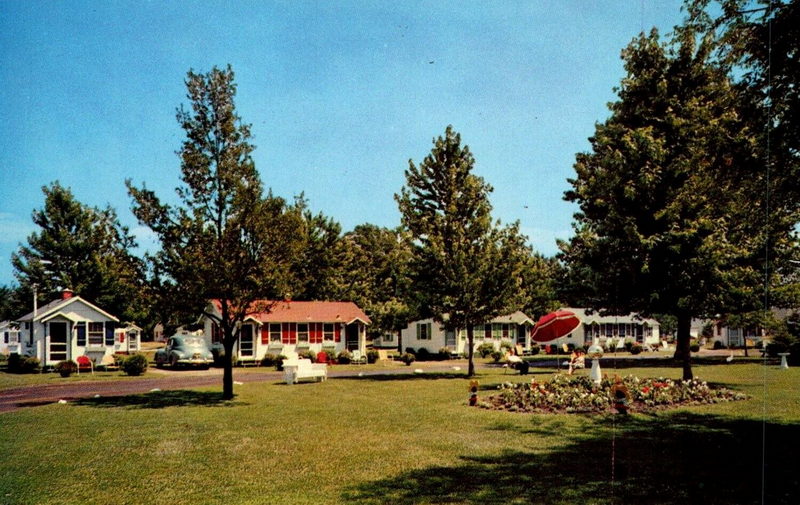 Lake Breeze Motel (Lake Breeze Cabins, Lake Breeze Cabin Court) - Vintage Postcard (newer photo)